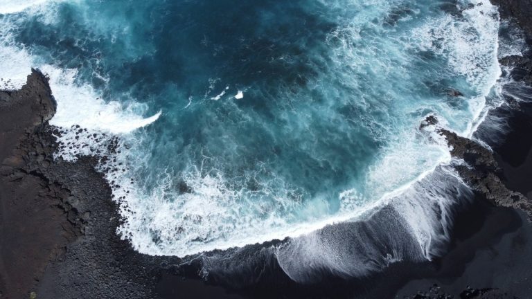 Volcanic_peak_rising_from_the_ocean