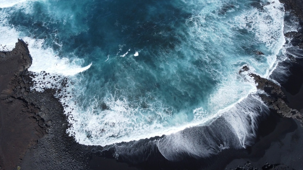 Volcanic_peak_rising_from_the_ocean
