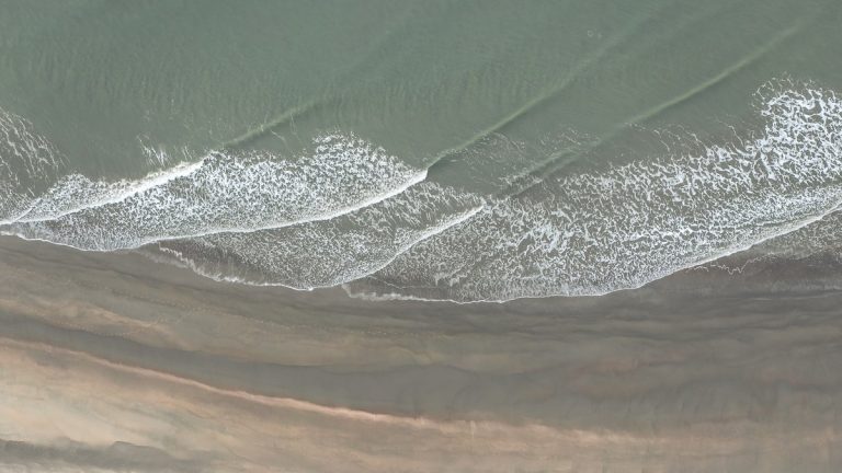Wave_lines_crossing_shallow_water
