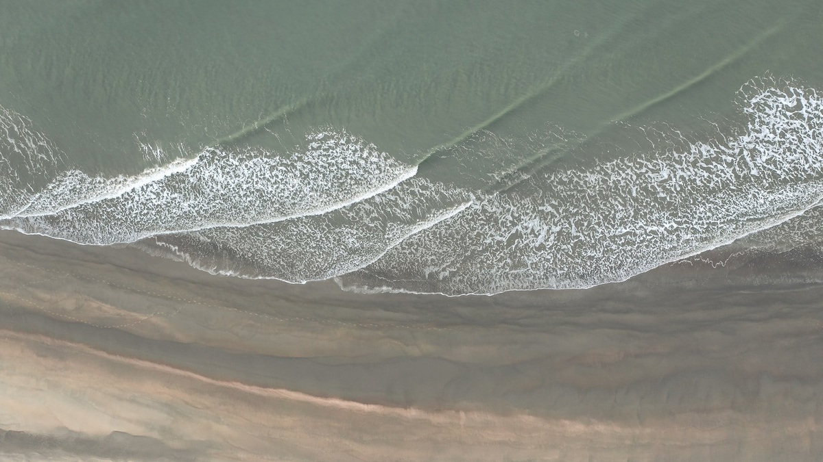 Wave_lines_crossing_shallow_water