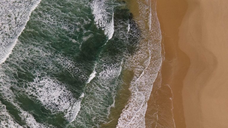 Waves_approaching_a_beach_at_an_angle