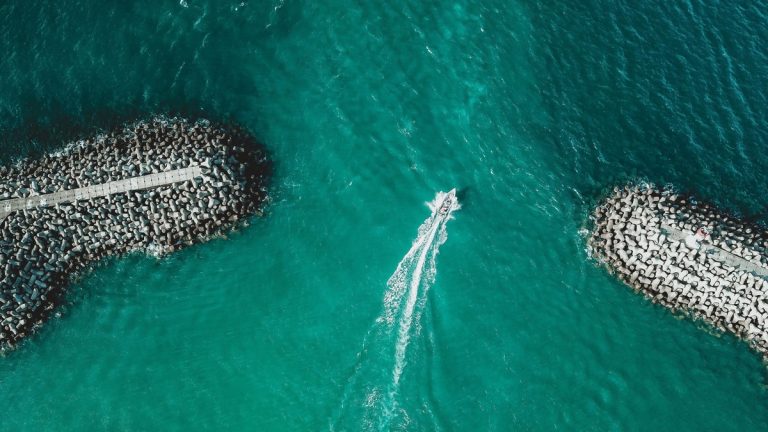 Waves_passing_a_breakwater_opening