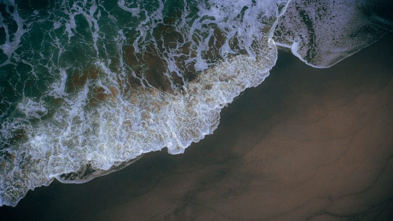 Waves_shoaling_toward_a_beach