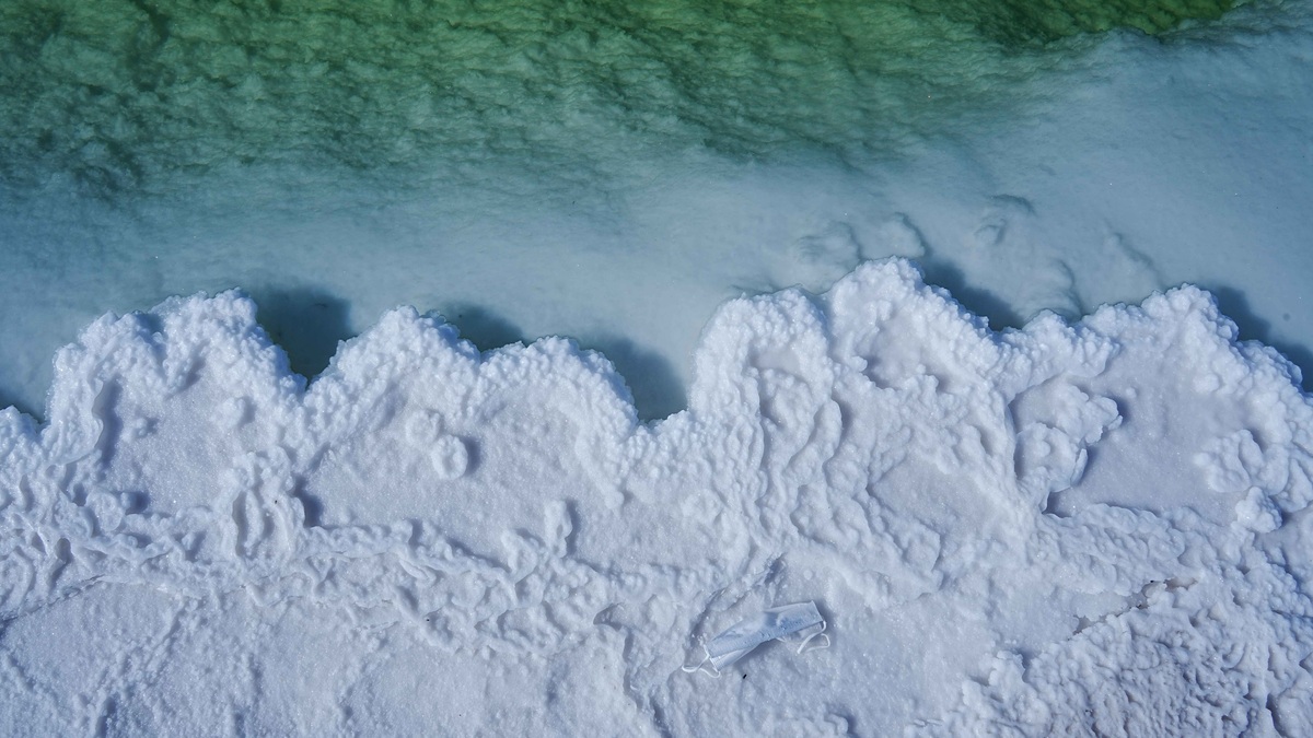 White_salt_deposits_beside_green_water