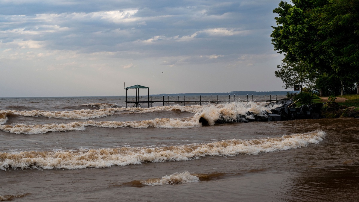 Wind_driven_waves_on_a_large_lake
