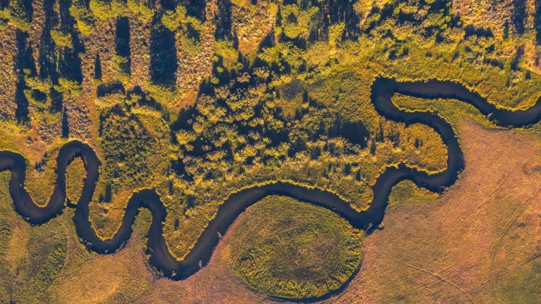 Winding_river_and_its_surrounding_watershed