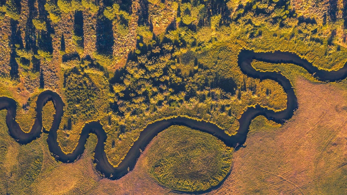Winding_river_and_its_surrounding_watershed