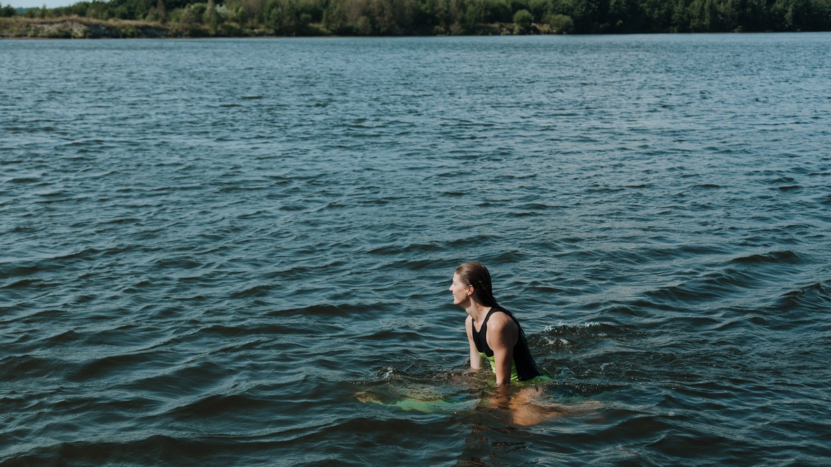 Woman_swimming_in_a_calm_lake