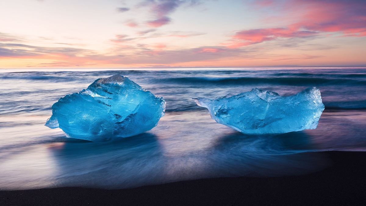 Blue_icebergs_on_a_dark_arctic_shore