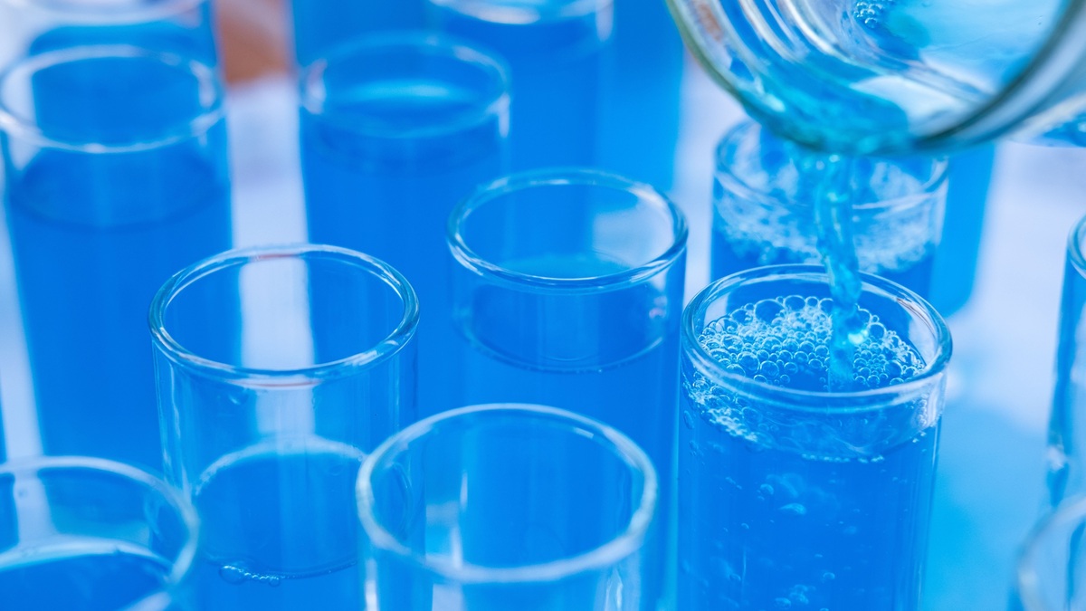 Blue_liquid_and_lab_glassware_for_seawater_chemistry