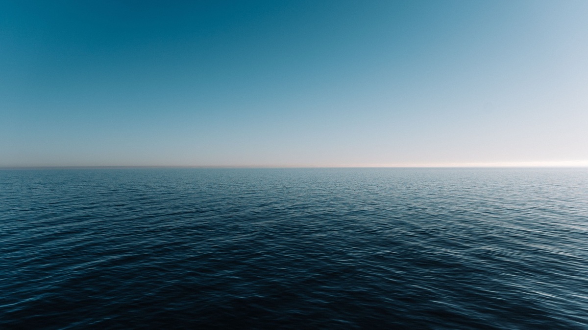 Calm_open_ocean_in_the_horse_latitudes
