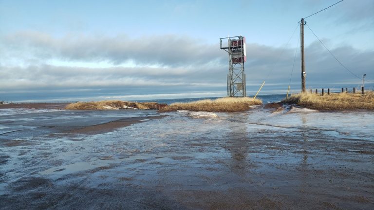 Coastal_observation_station_beside_the_sea
