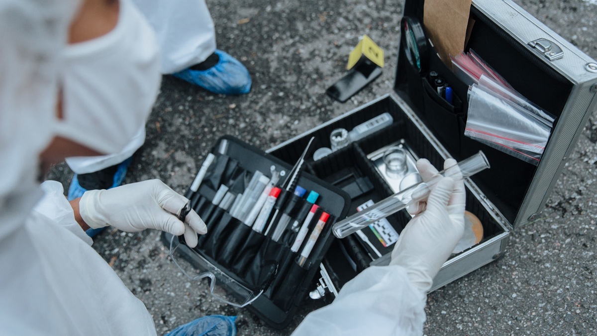 Forensic_scientist_examining_environmental_evidence