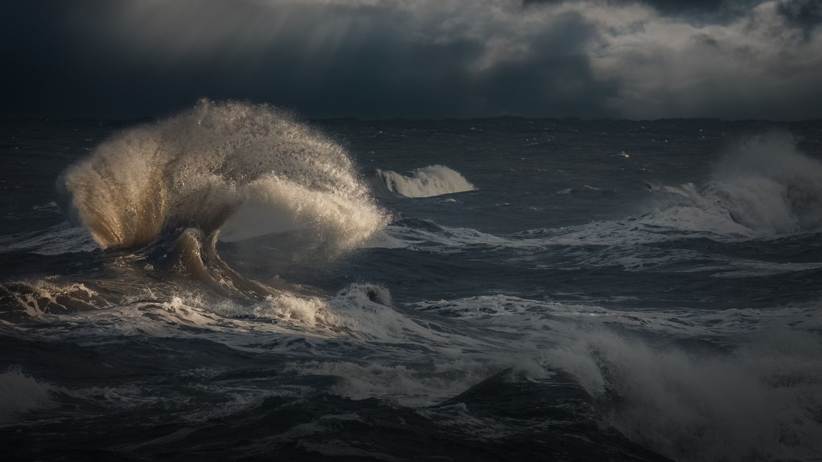 Intense_storm_clouds_and_rain_over_the_ocean