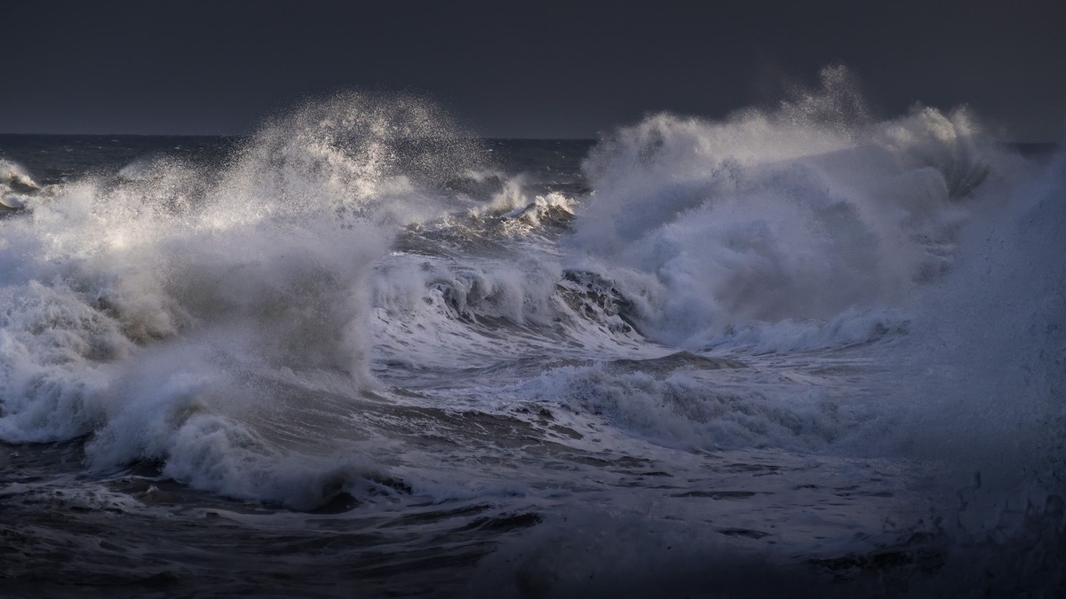 Large_storm_waves_in_the_southern_ocean