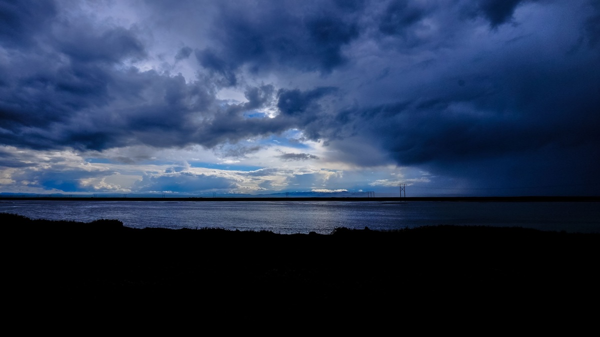 Moisture_bearing_clouds_over_the_pacific_ocean