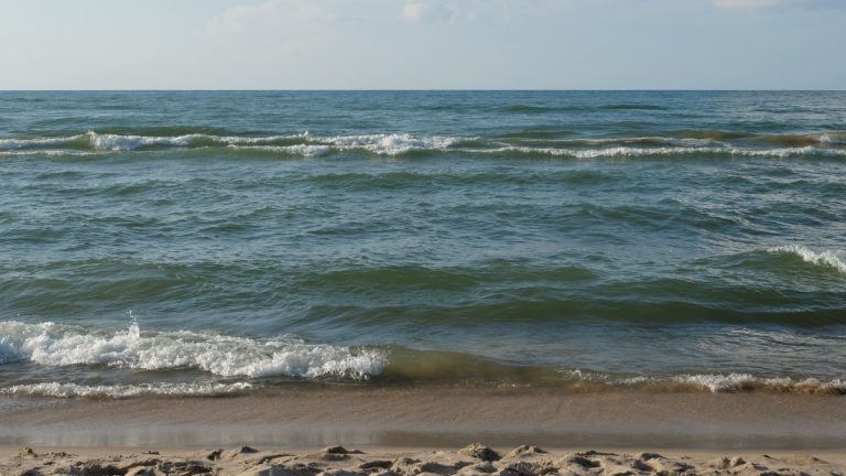 Waves_breaking_on_a_rocky_great_lakes_shore
