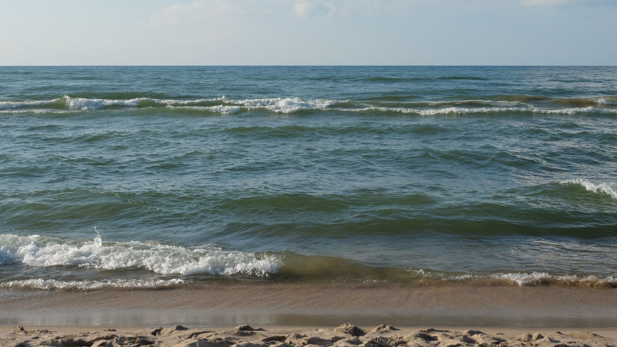 Waves_breaking_on_a_rocky_great_lakes_shore